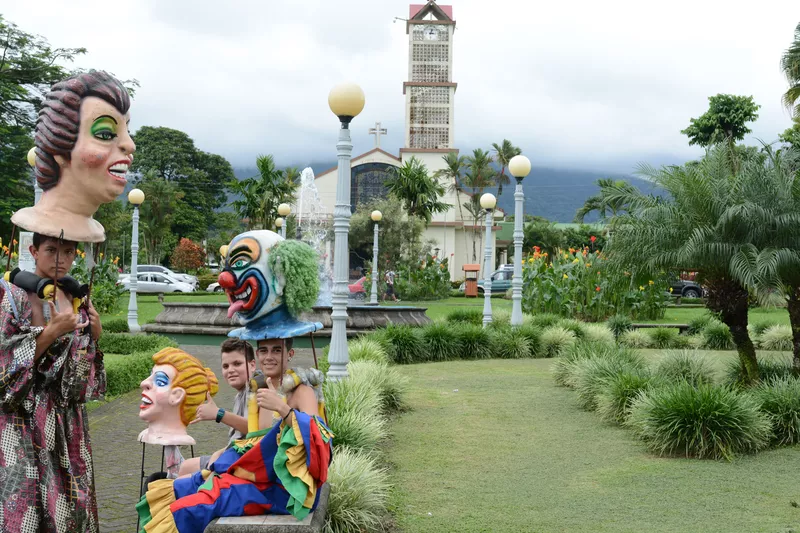 la fortuna village with traditional costumes