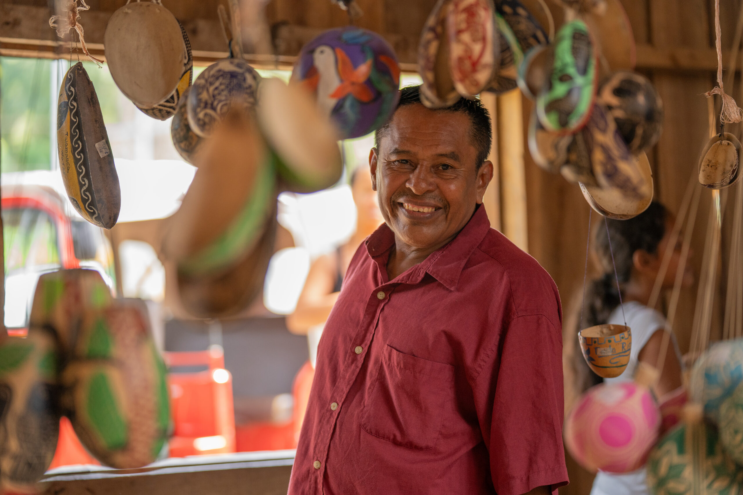 homme souriant dans son magasin de souvenir au costa rica
