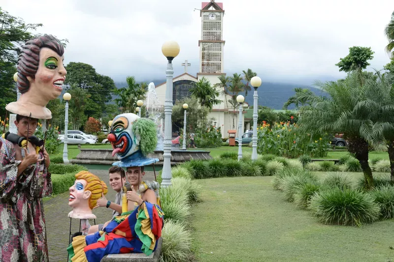 village de la fortuna avec costumes traditionnels